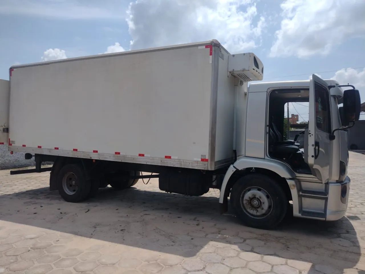 Caminhão Baú Volkswagen 13.180 - Refrigerado - Foto 2