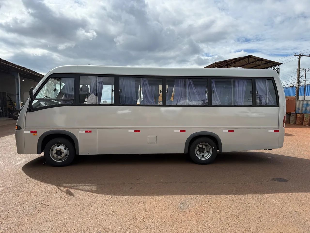 Microônibus volare W8 ano 2011 com 28 Lugares motor MWM com bomba em cascavel,PR - Foto 2
