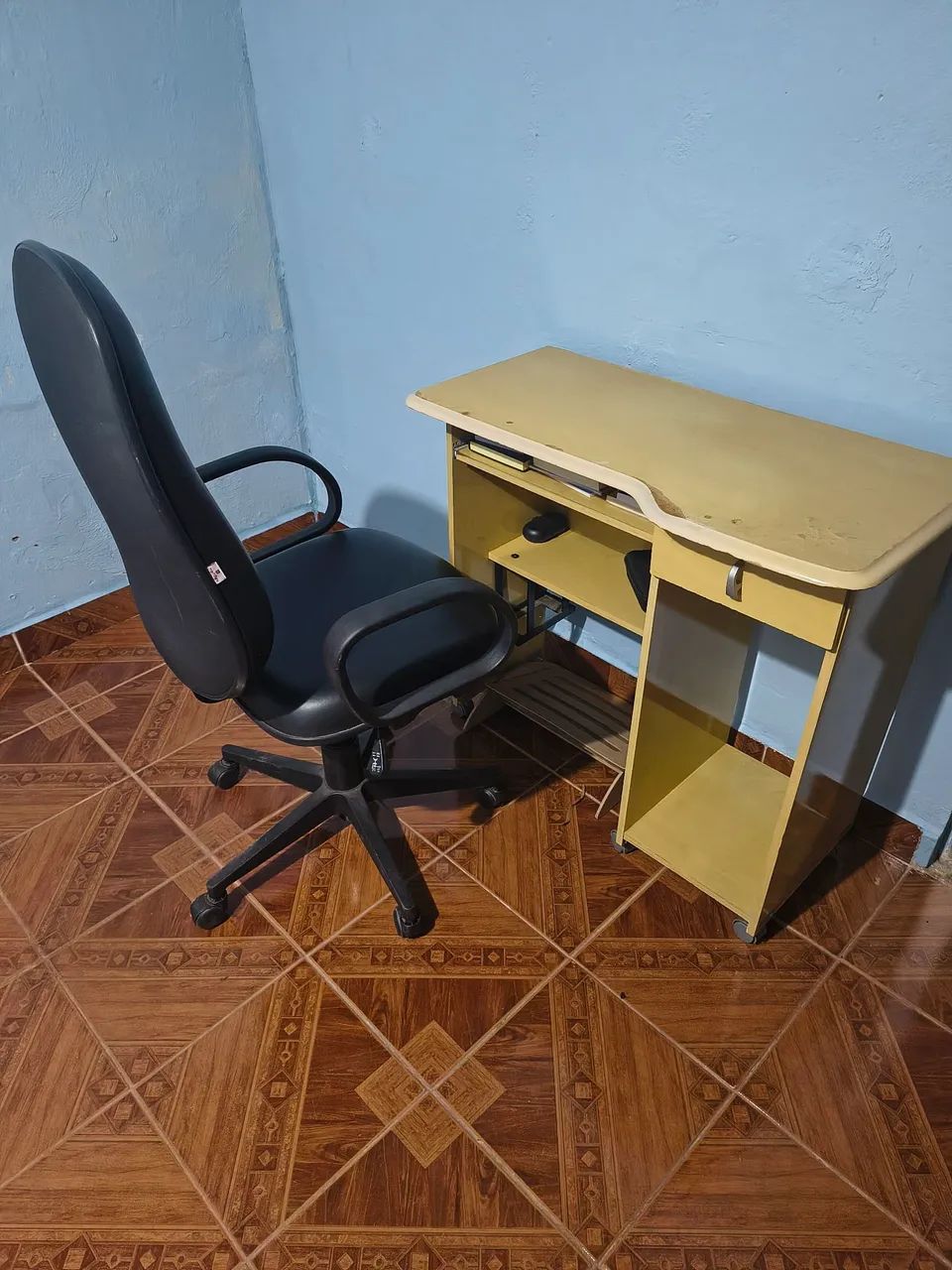 Cadeira de escritório + Mesa de escritório 