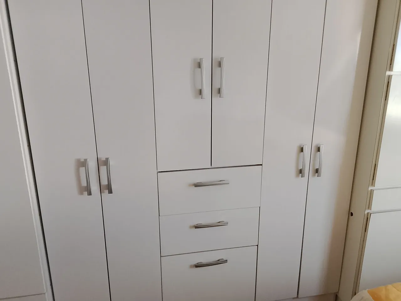 Guarda-Roupa Branco com Design Moderno