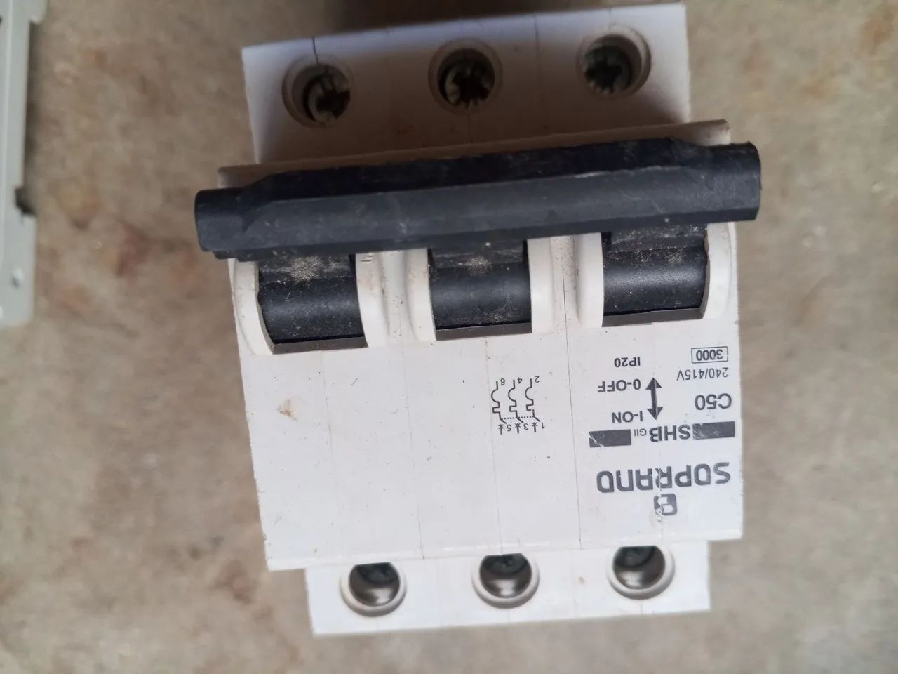 DISJUNTORES TRIPOLAR 64385782601217123