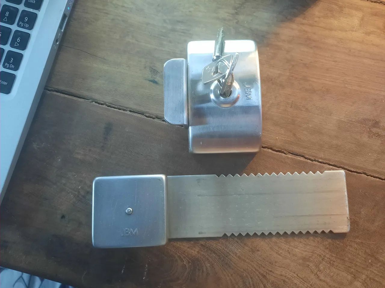 Trava de Segurança Jbm para portas de vidro de correr com chave tetra trilho 20cm aço inox - Foto 2