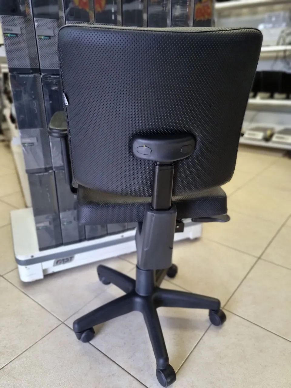 Cadeira de Escritório Ergonômica Preta com Apoio de Braços.  - Foto 5