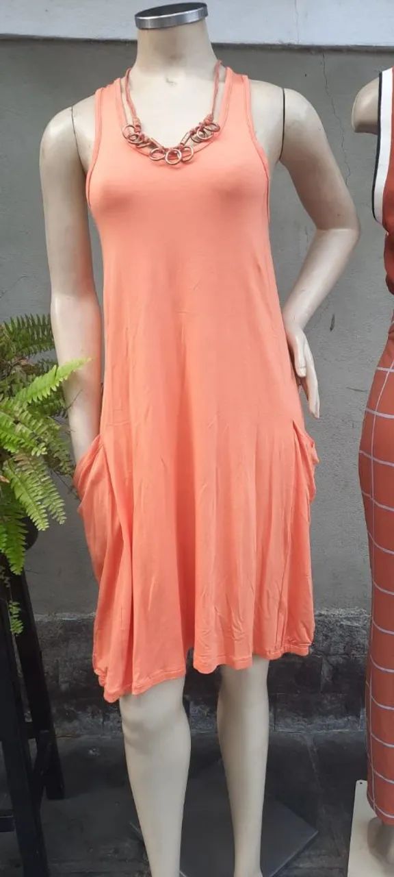 Vestido laranja com bolsos e colar - Foto 2