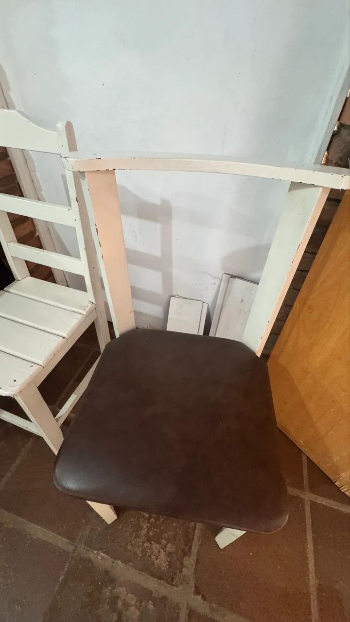 Mesa de Jantar de madeira com 4 cadeiras - Foto 2