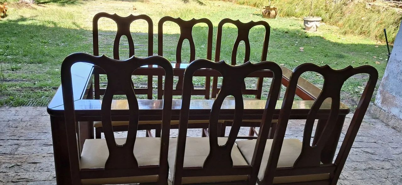 Conjunto mesa e 6 cadeiras em madeira envernizado - Foto 3