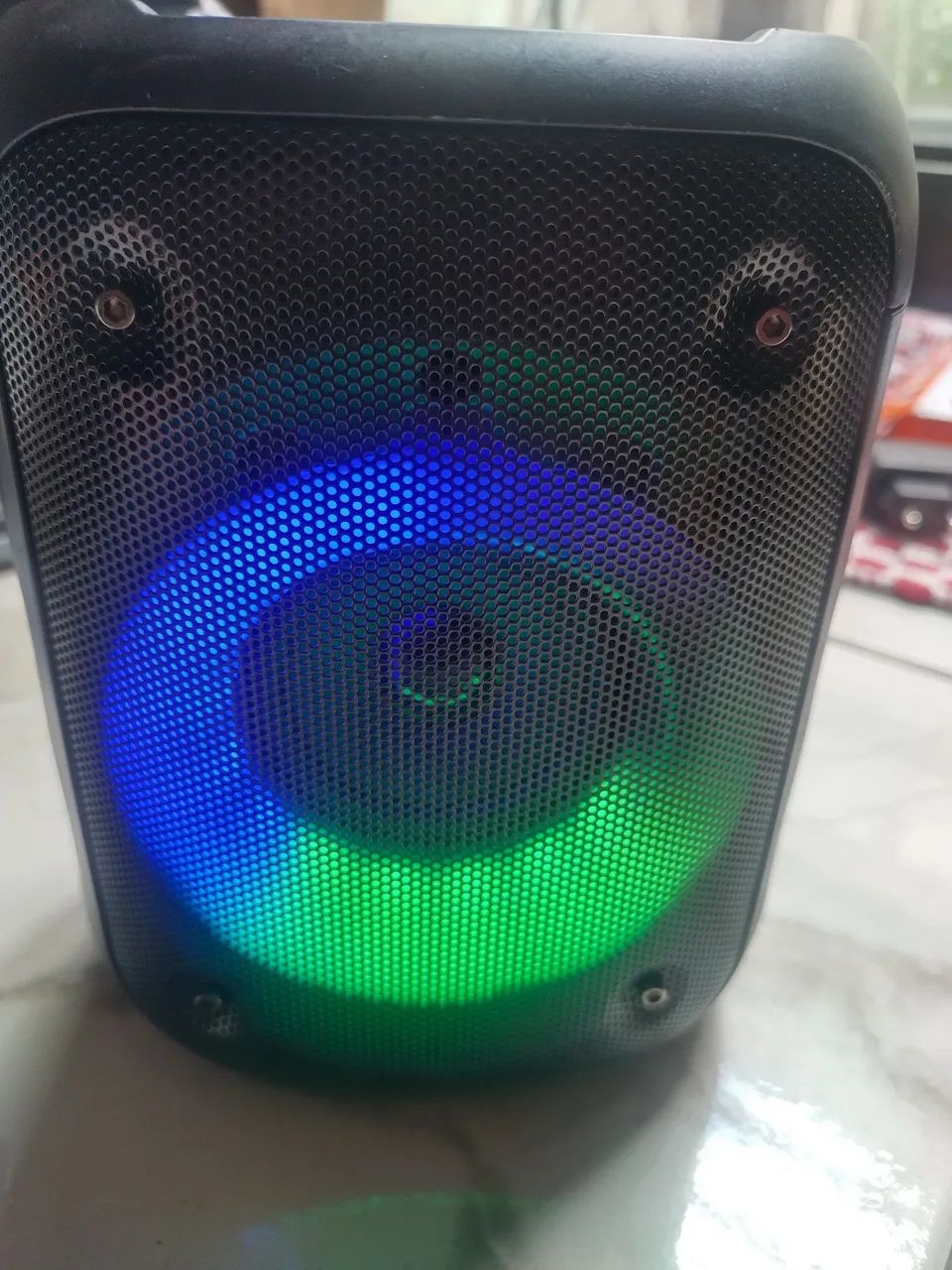 Caixa de Som com Luzes LED