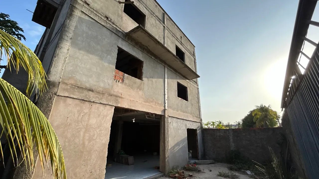 VENDO PRÉDIO COMERCIAL PRÓXIMO AO SESI ARAÇAGI E AO RETORNO DE QUADRA