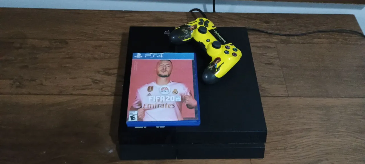 Vendo Playstation 4 + FIFA 20 + Controle Cyberpunk