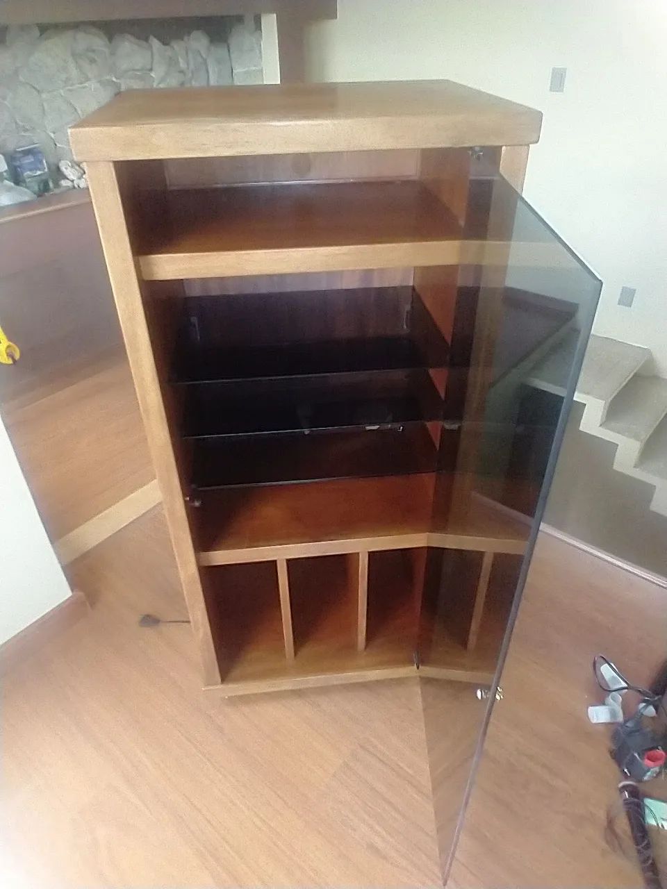 Rack som madeira maciça com rodizios.