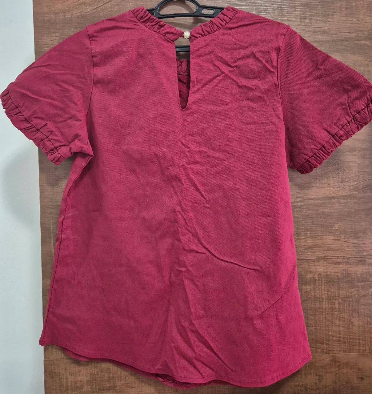Blusa feminina linda com strass e perolas (vinho) - Foto 4