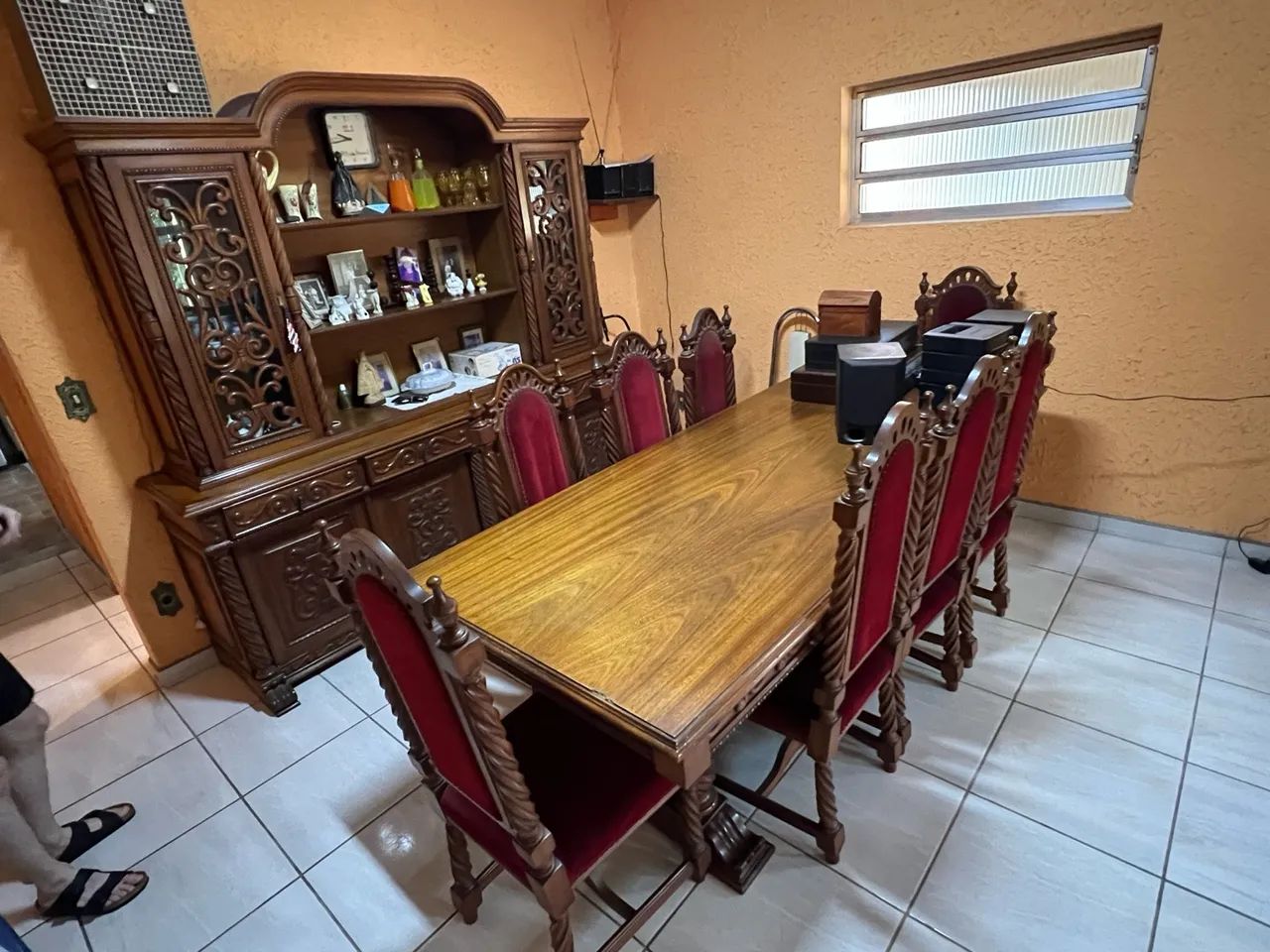 Mesa de madeira com 8 cadeiras + Estante 