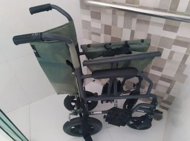 Cadeira De Rodas Medline, Dobrável, Assento Largo - Foto 3