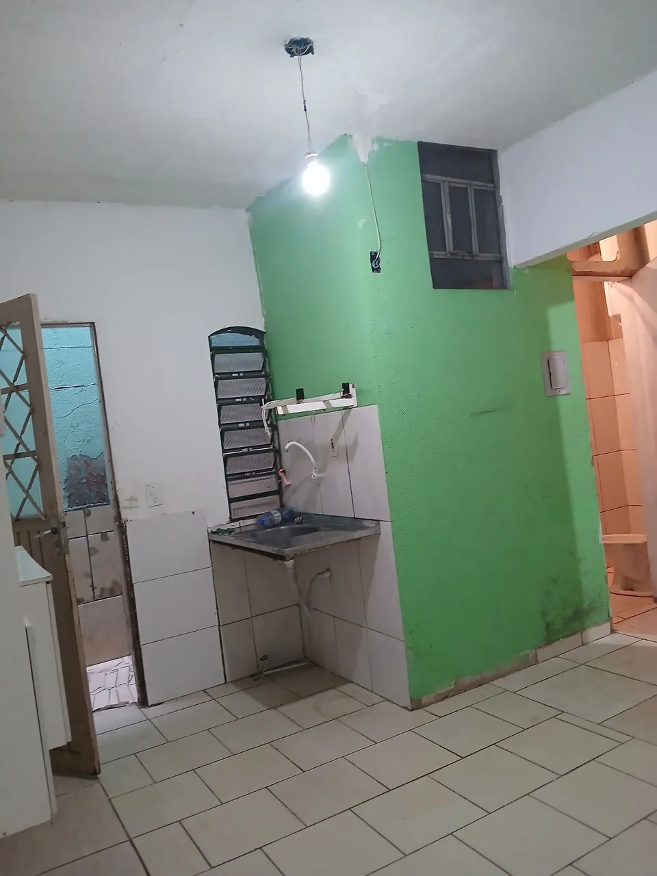Aluga uma kitnet em Santa Maria.