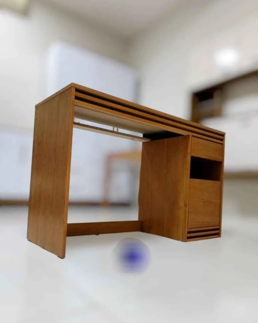 Mesa de escritório com gaveta e prateleira. Ideal para quem busca praticidade e elegância  - Foto 2