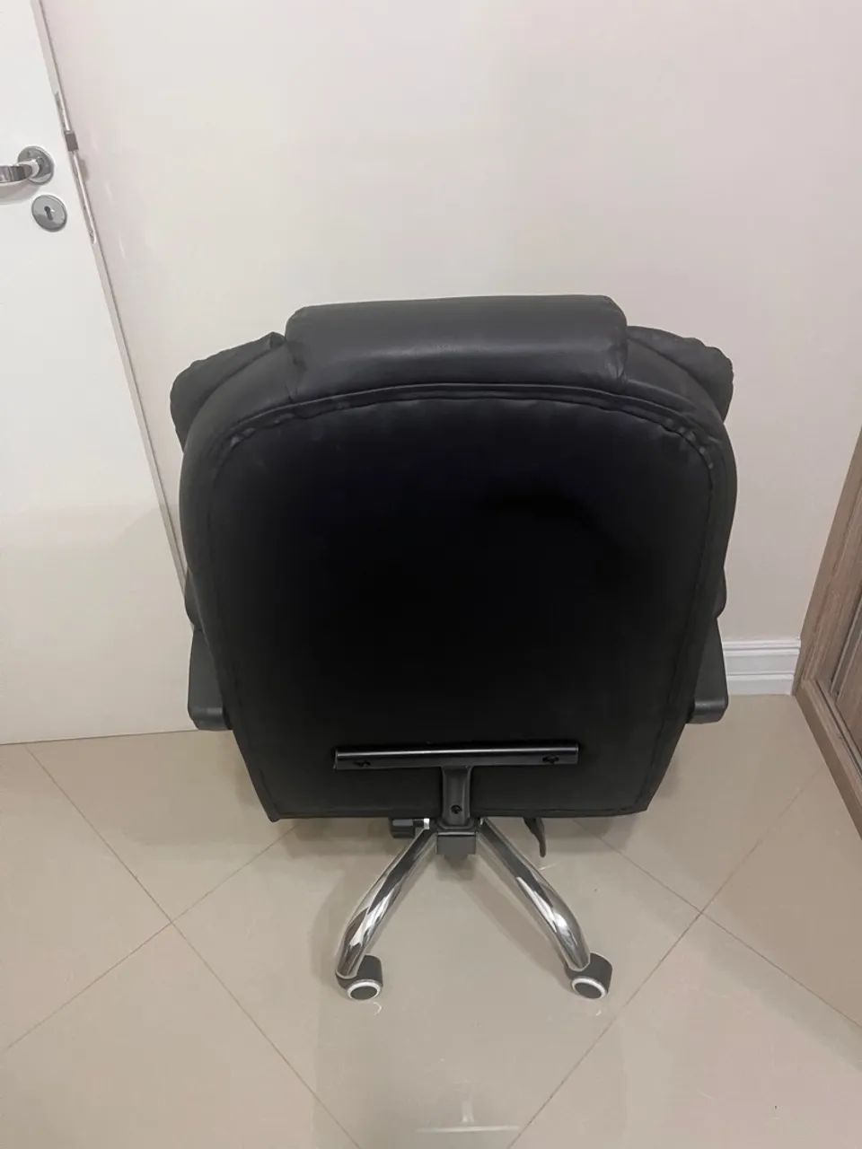 Cadeira de Escritório Presidente com Apoio para os Pés - Couro Sintético - Preta  - Foto 2