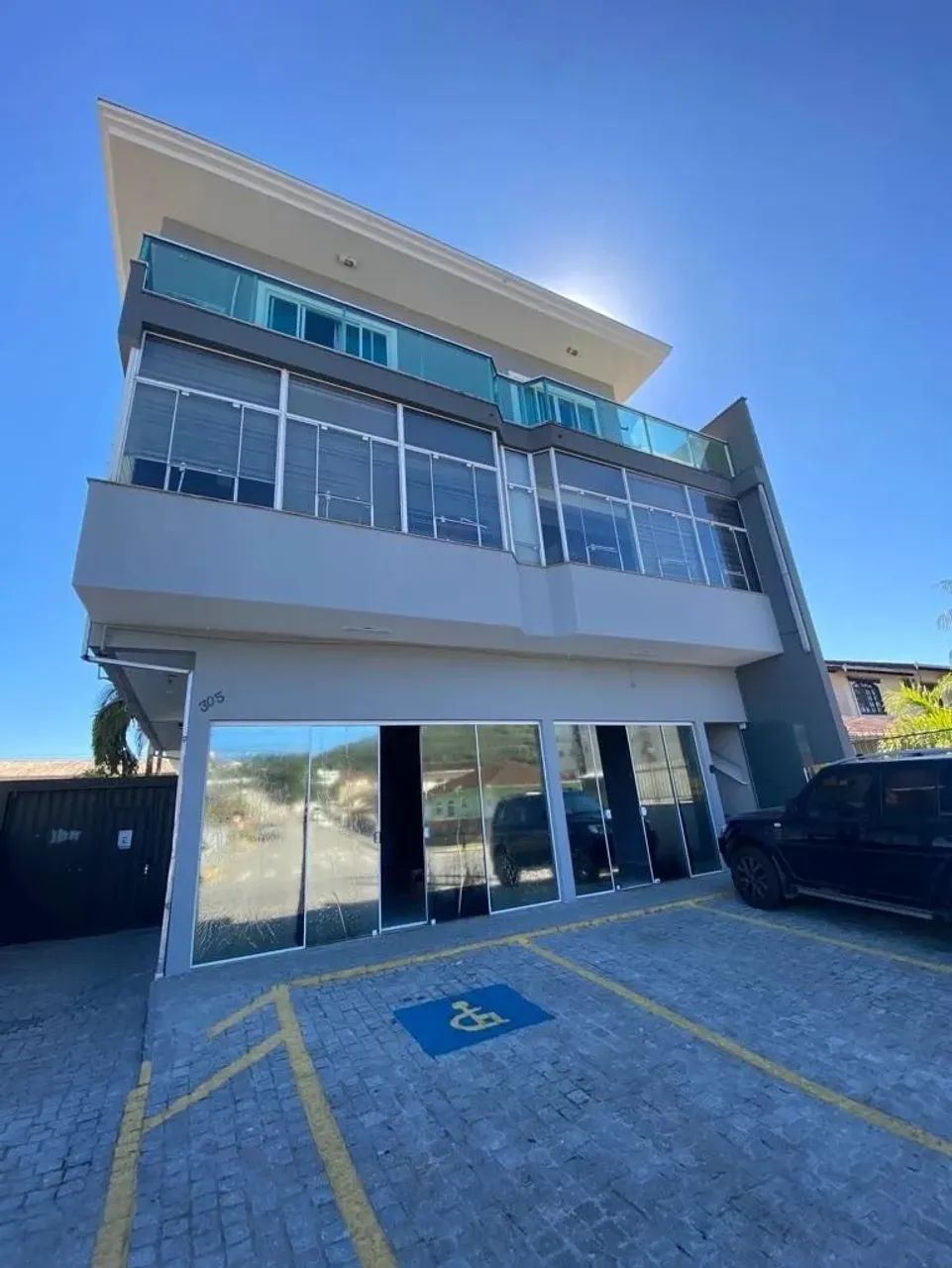 Ponto comercial à venda com duas salas comerciais e dois apartamentos, sendo um deles a co - Foto 3