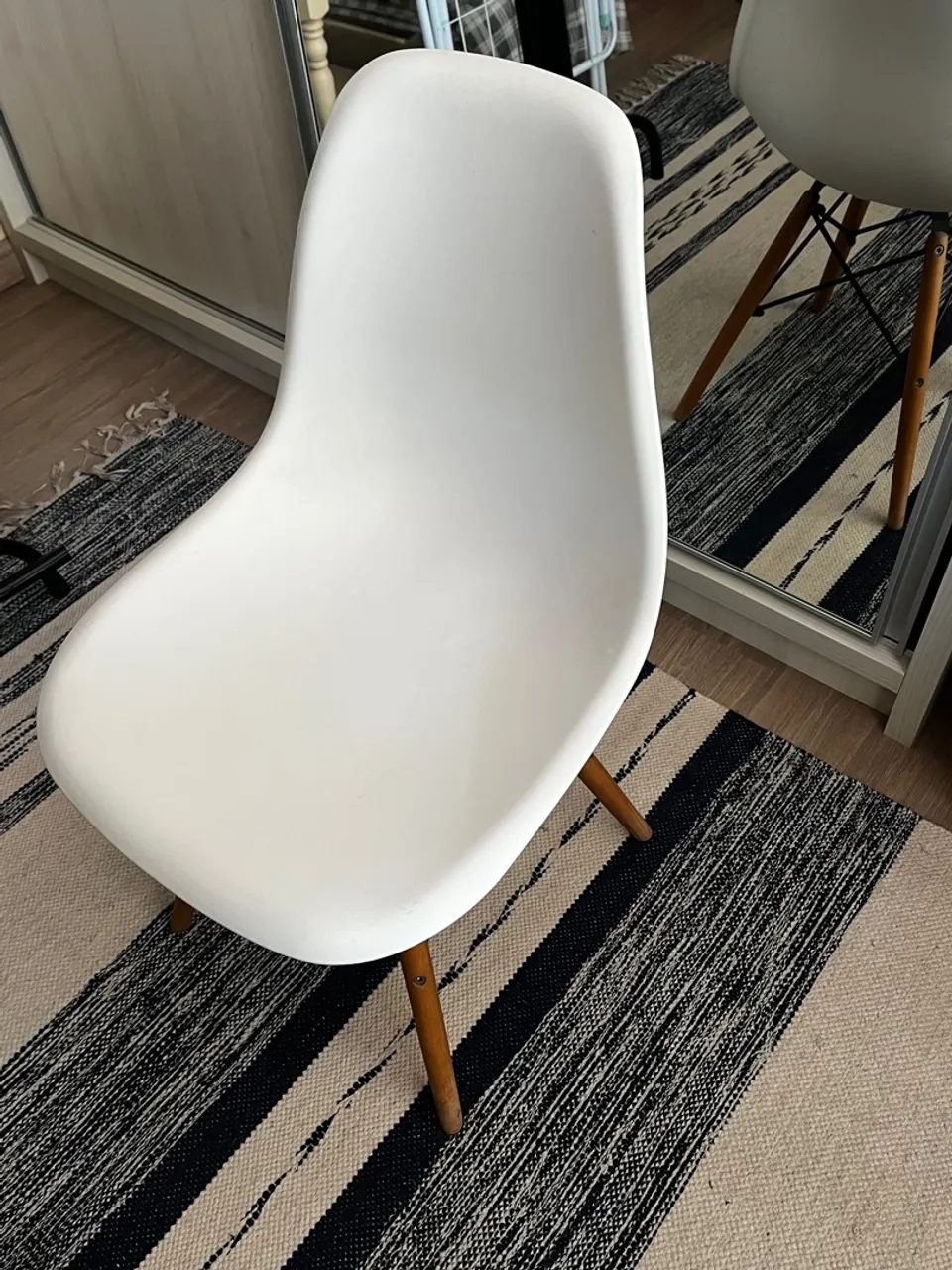 Cadeira Eames Branca - Design e Conforto