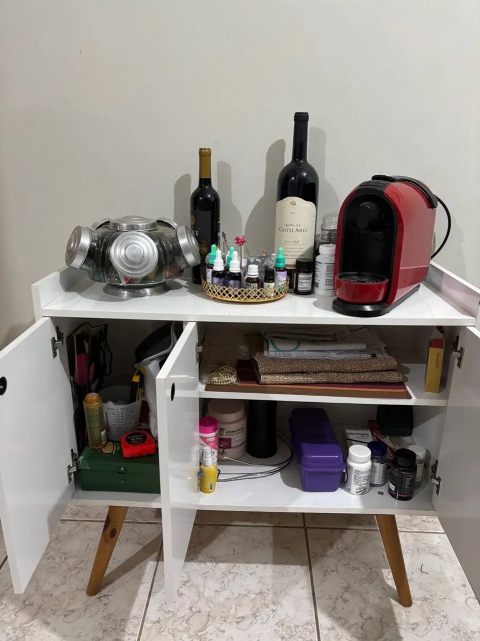 Armário de 3 portas branco com pés de madeira - Foto 2