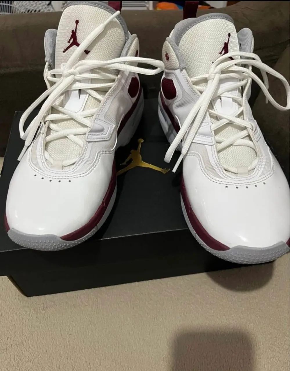 Tênis Jordan Branco com Detalhes Bordô