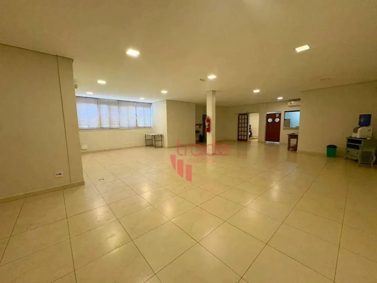 Salão Comercial Amplo para Locação no Bairro Nova Ribeirânia em Ribeirão Preto com 01 Sala