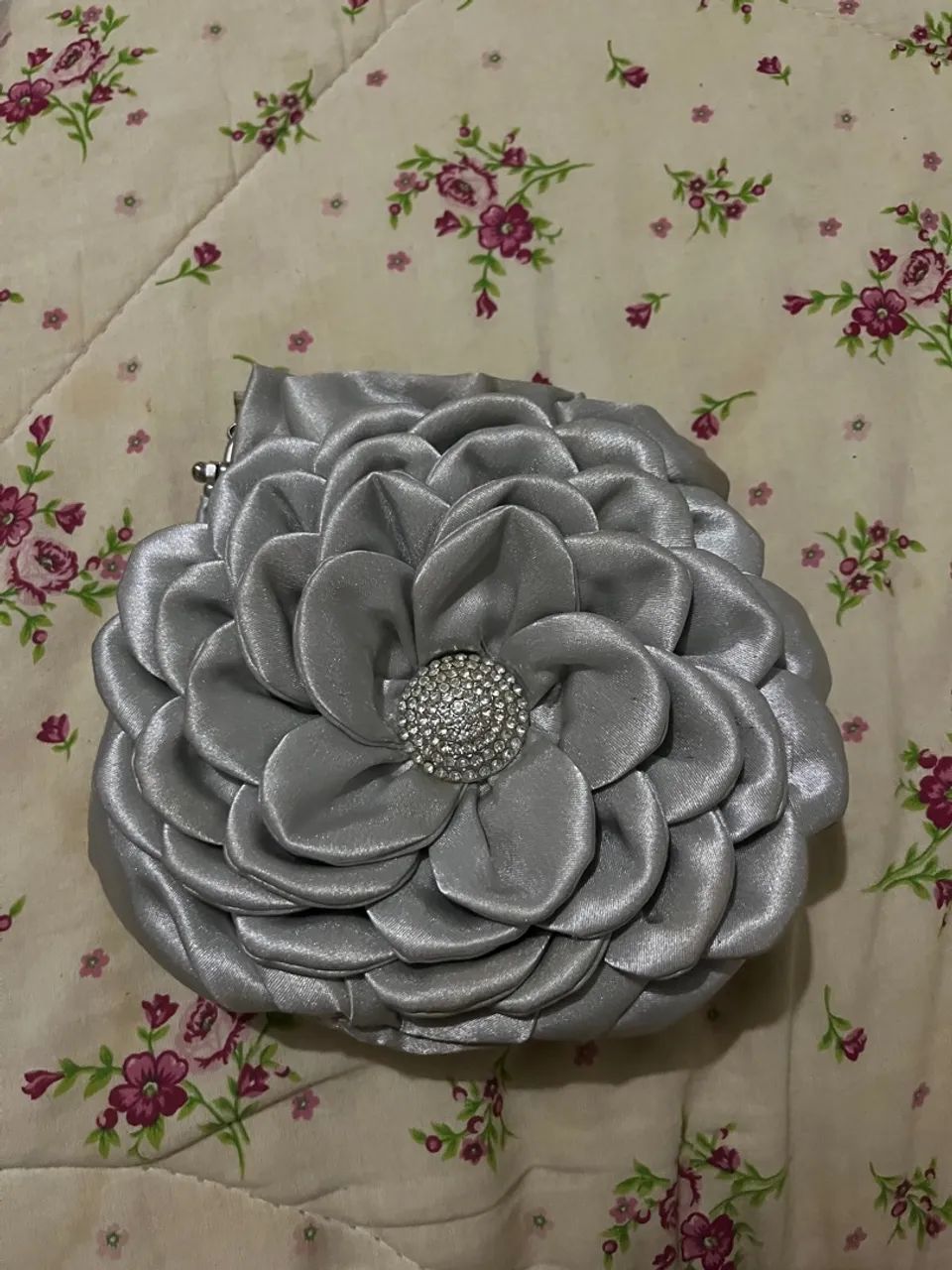 Bolsa de mão prata em formato de flor