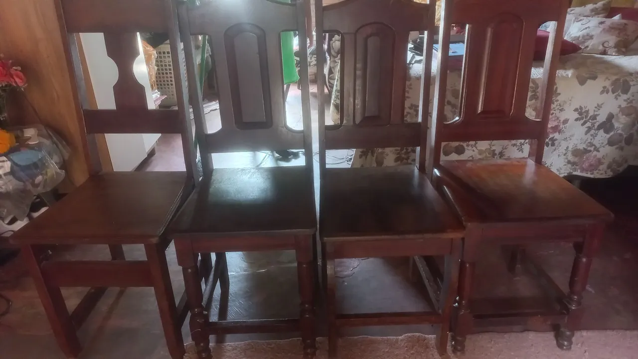 Conjunto de 4 Cadeiras de Madeira Maciça