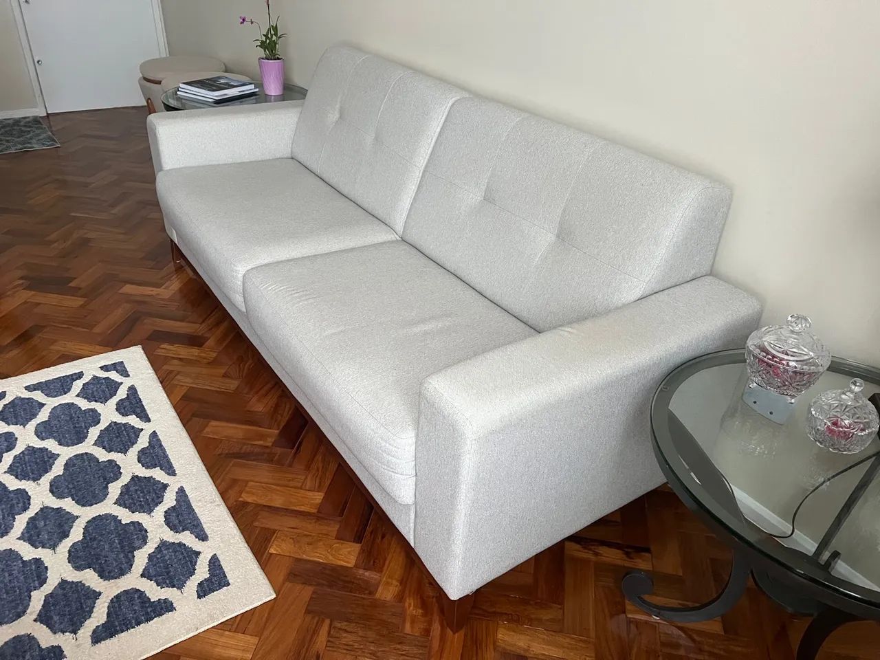 Sofá 3 lugares confortável e elegante com poltrona 