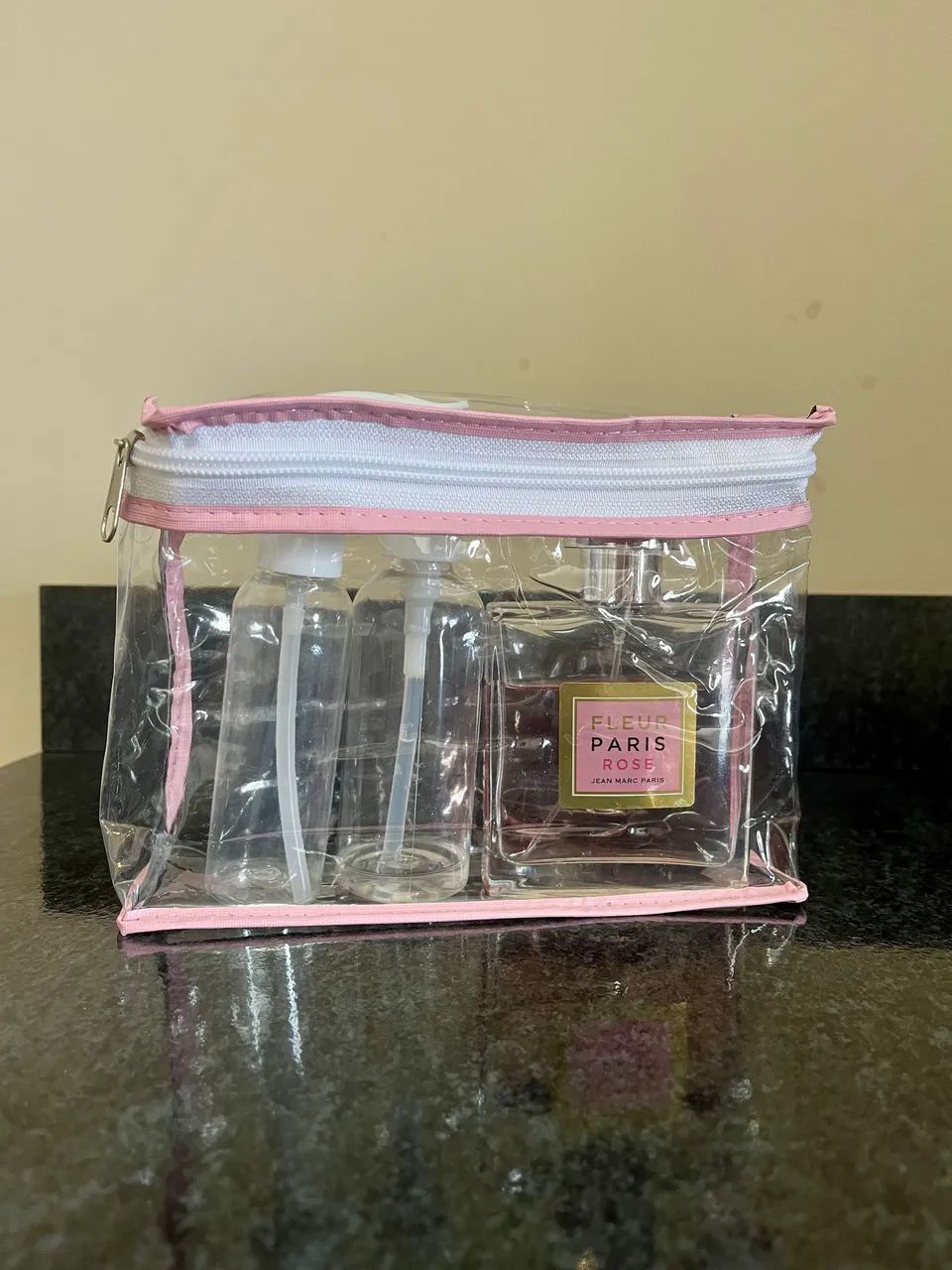 Necessaire Transparente com Detalhes Rosa - Prática e Perfeita para Viagem!