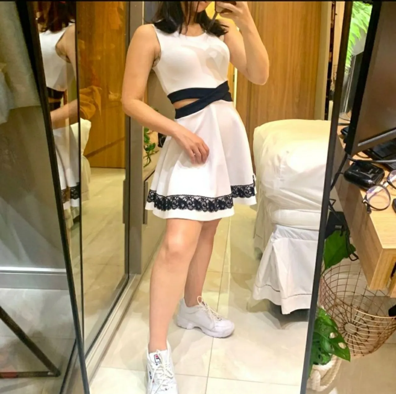 Vestido branco com detalhe preto