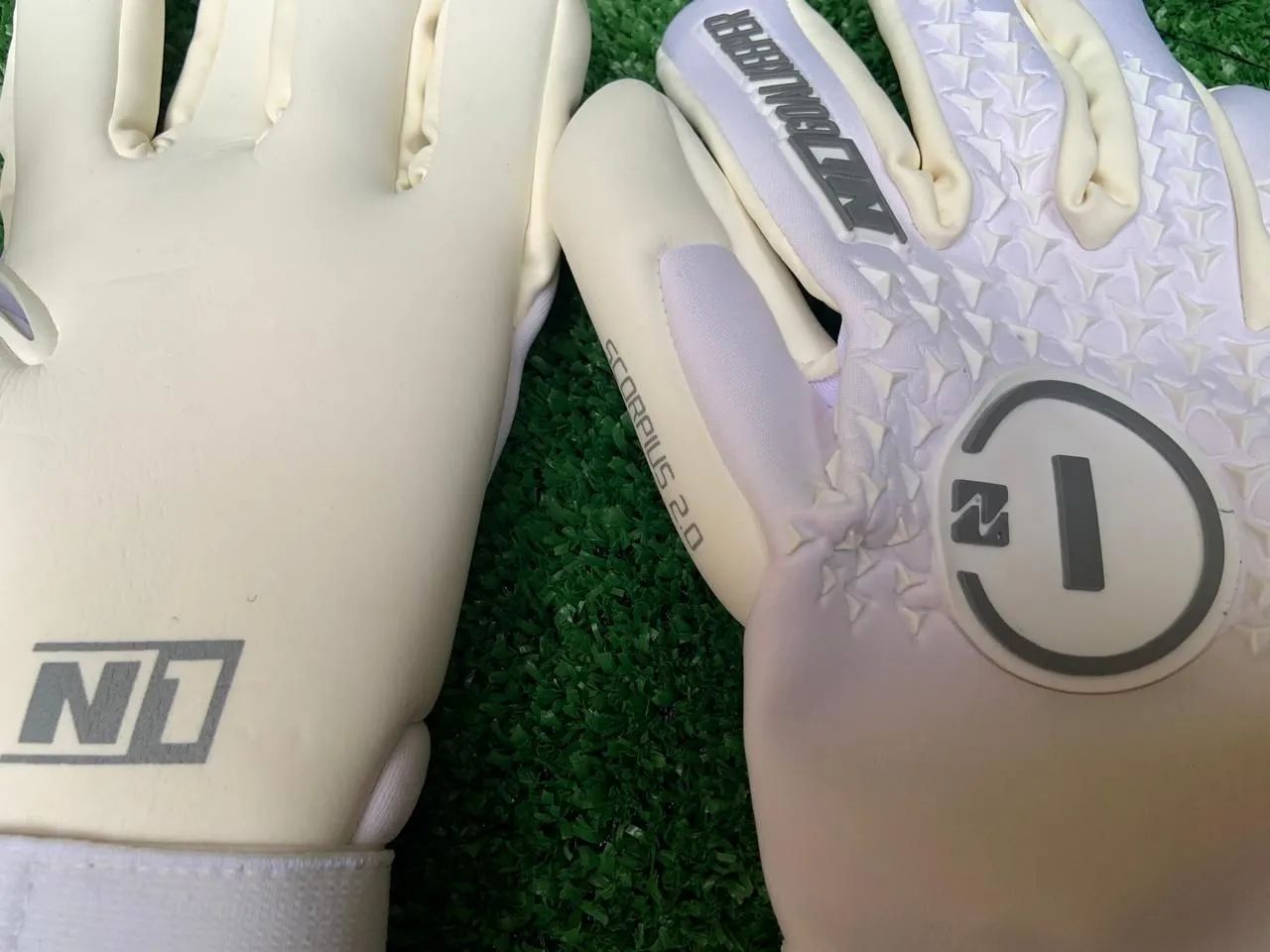 Luvas de Goleiro N1 Scorpius 2.0 - Branca - Tamanho 10 - Foto 2