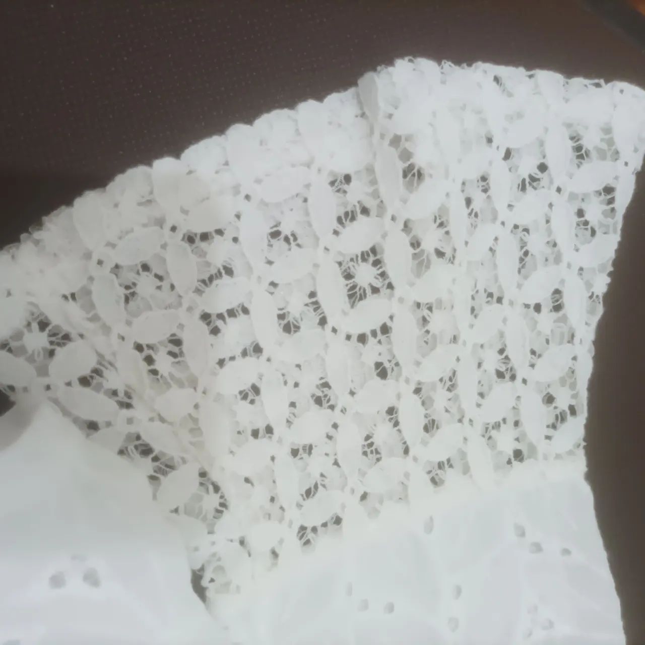 Blusa branca de algodão com detalhes em renda - Foto 2