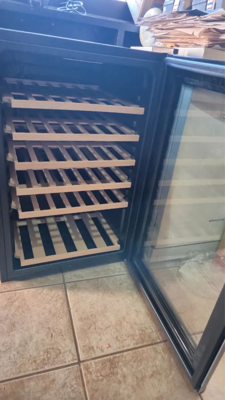 Adega Climatizada 49 Garrafas EOS Sommelier com Painel Touch e Compressor EAC49E 220V
