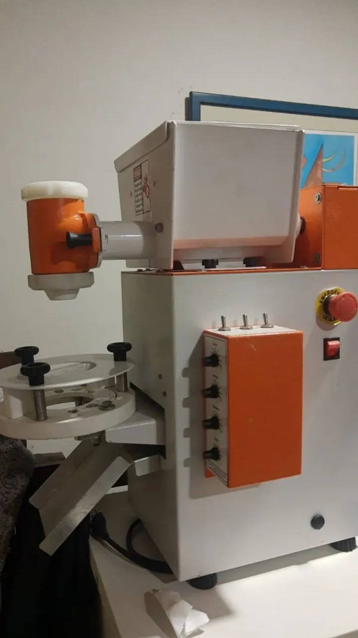 Máquina para fazer massas e recheios(salgados)