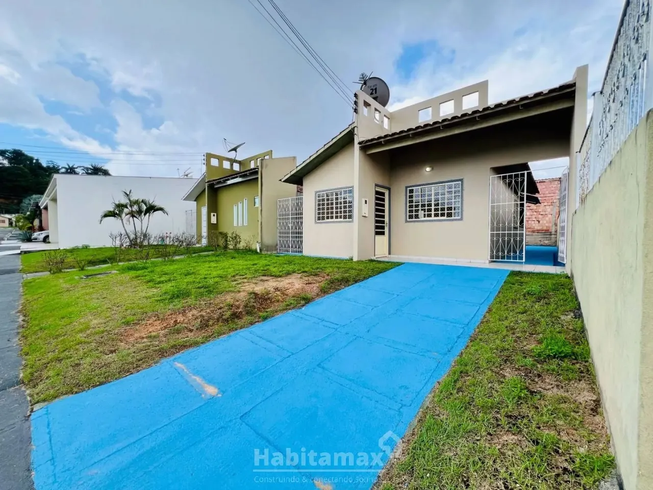 Casa com Quintal e 2 Quartos no Vila dos Pássaros, armários na cozinha, 2 vagas Alugue Já