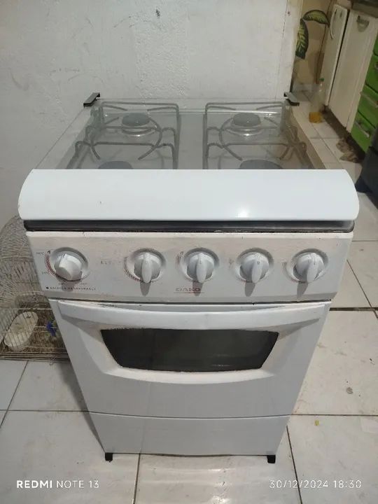 Vendo fogão semi novo funcionando tudo certinho só pegar e usar ZAP *