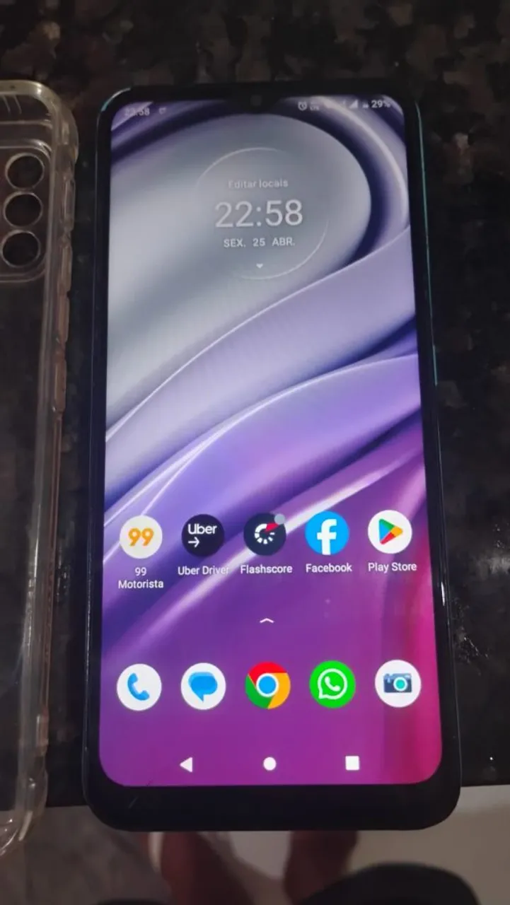 Vendo moto G20 top 64 gb 4 de ram biometria bateria ok obs leve trinco m dar né pra ver