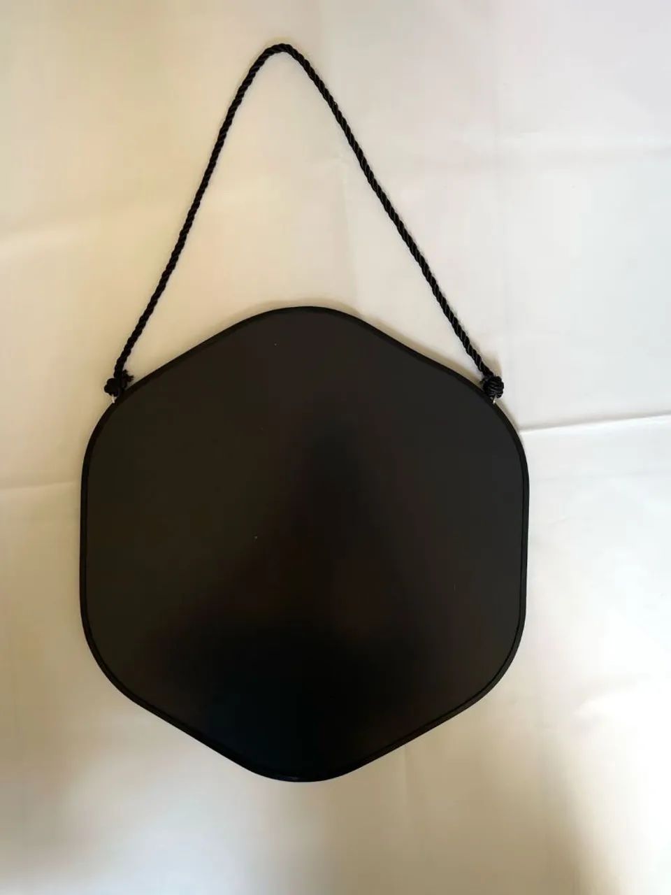 Espelho decorativo com moldura preta e alça - Foto 5