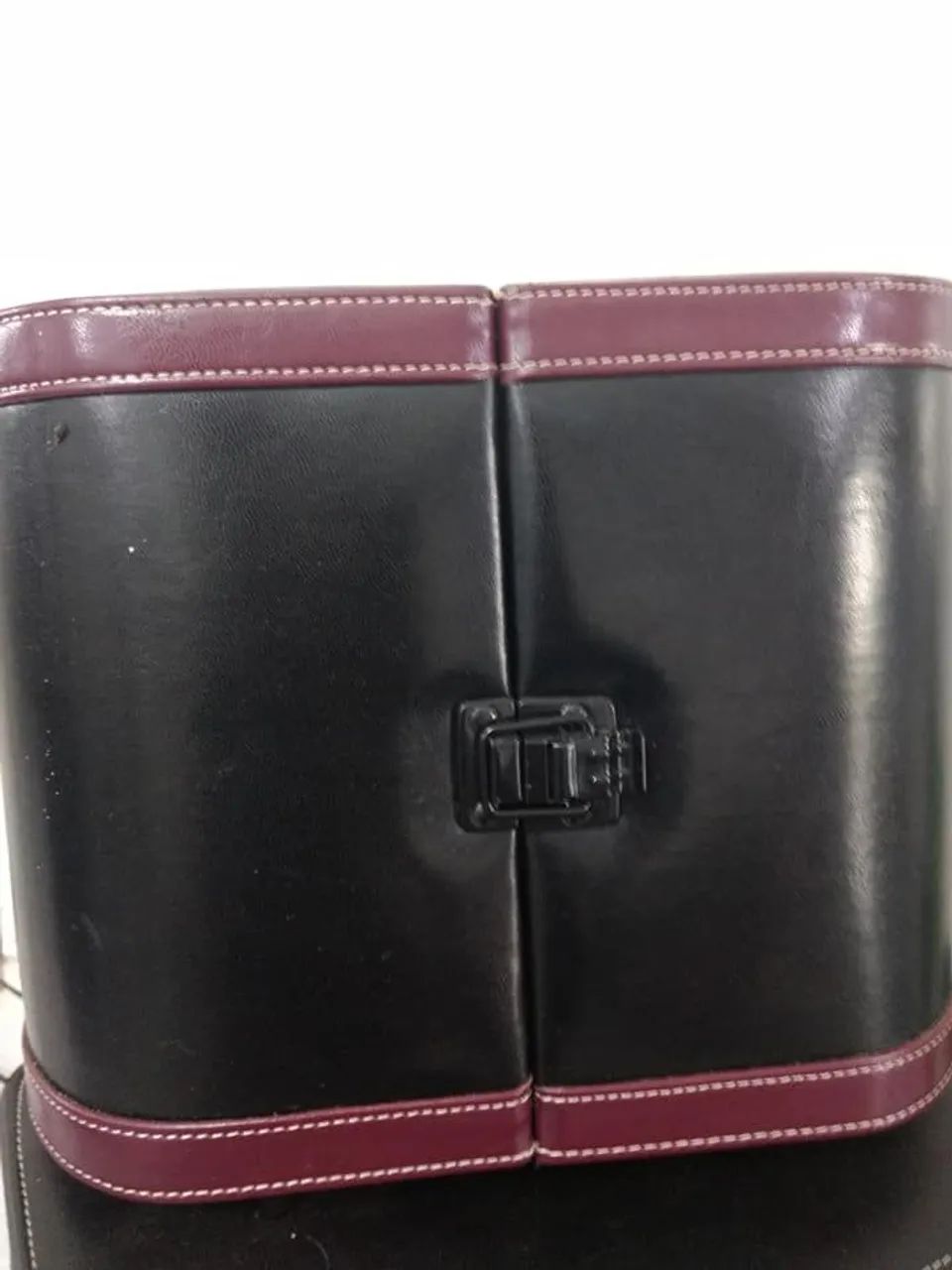 Mala de Viagem Elegante com Detalhes em Vinho