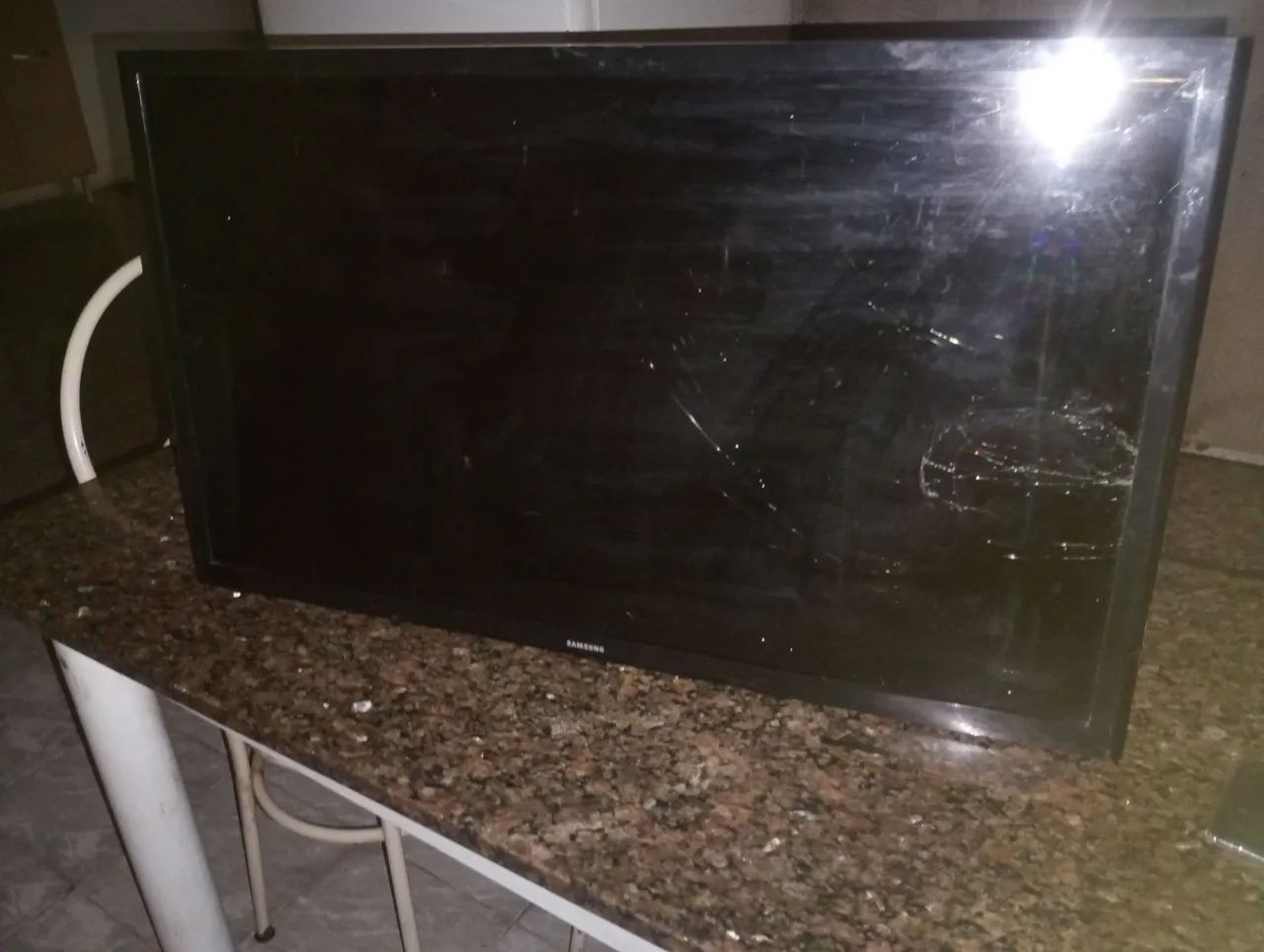 TV Samsung com tela danificada... PARA RETIRAR PEÇAS. 