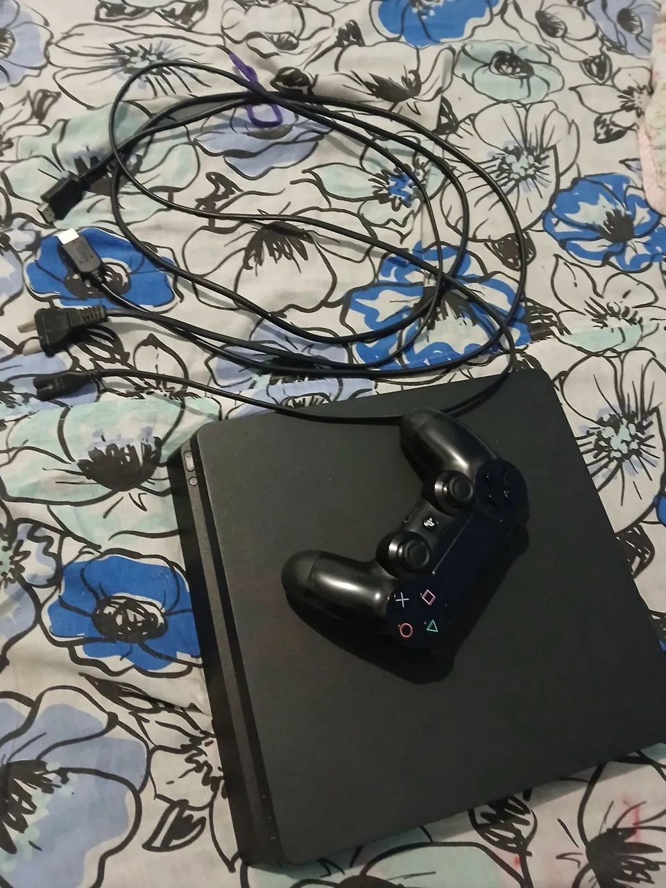 Vende-se ps4 slim 1tb 
