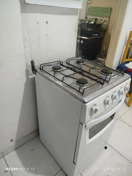 Vendo fogão semi novo funcionando tudo certinho só pegar e usar ZAP * - Foto 3