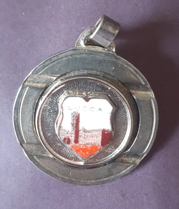 Medalha em formato de ficha telefônica