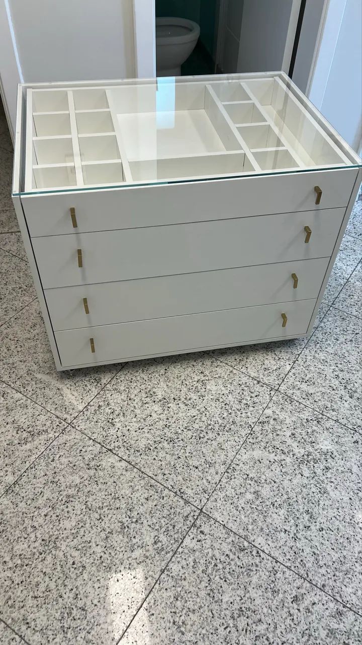 Cômoda 5 gavetas tampo de vidro e rodinhas  - Foto 4