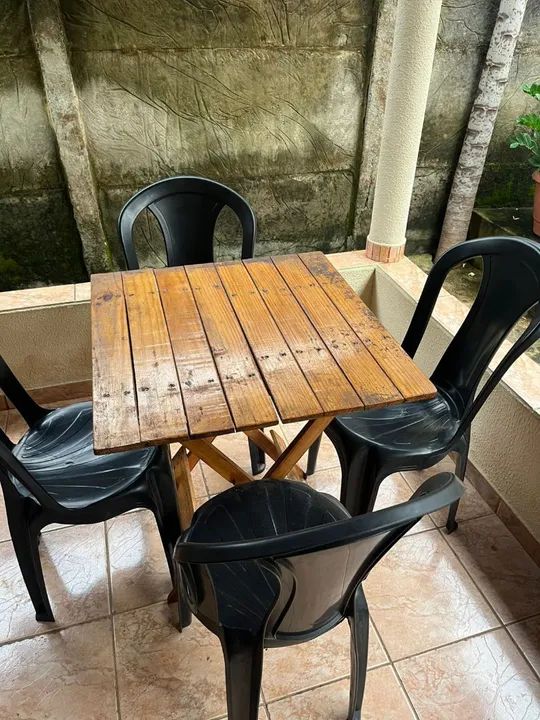 mesa de madeira com 4 cadeiras - Foto 2