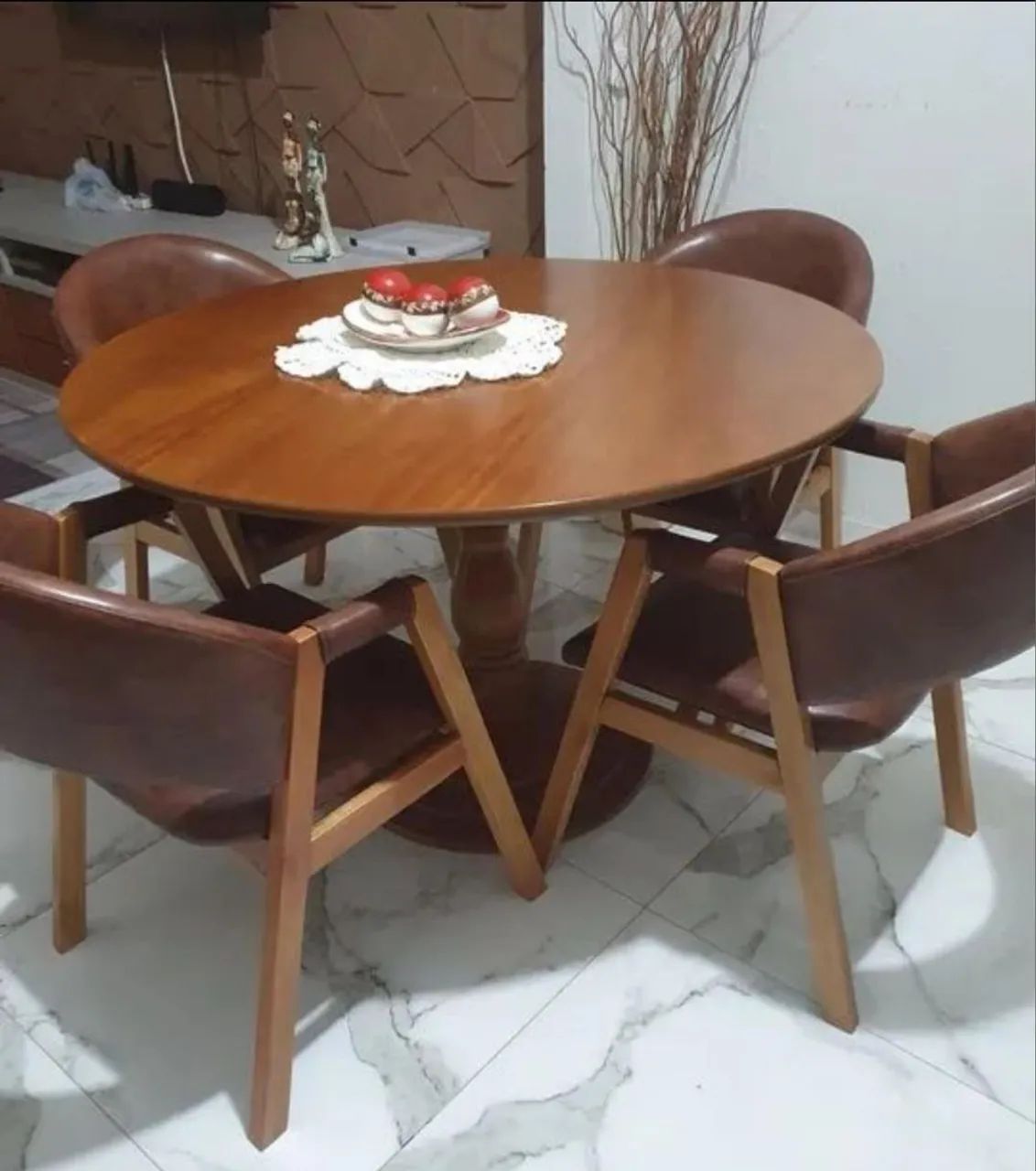 Mesa de Jantar em Madeira Imbuia com 4 cadeiras.