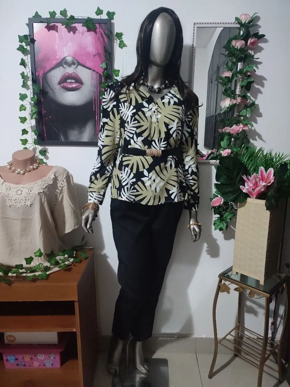 Blusa com Estampa de folhas,com mangas compridas e decore V. - Foto 2