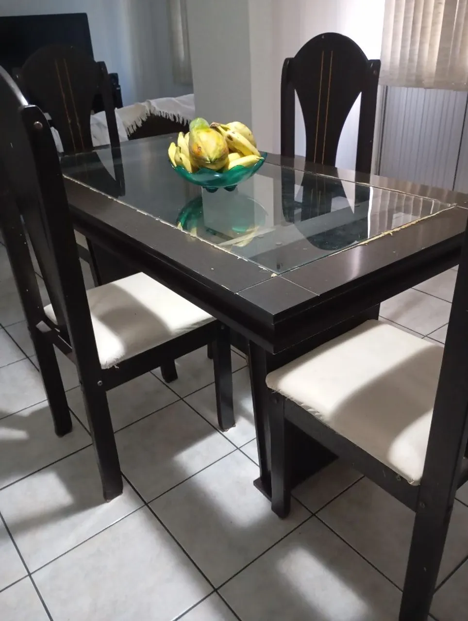 Mesa de Jantar com Tampo de Vidro e Cadeiras