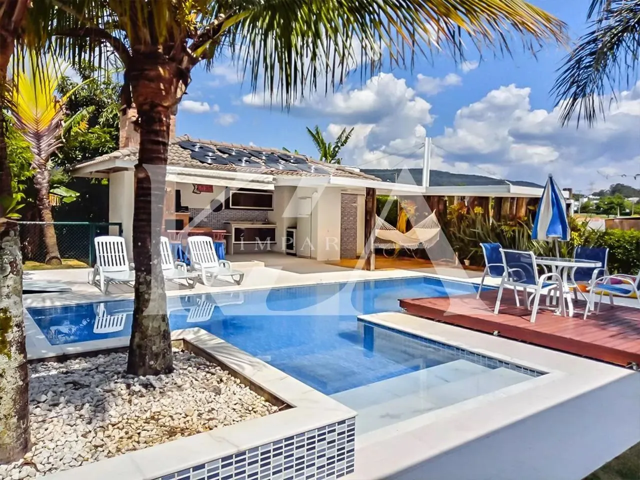 Linda residência moderna disponível para locação no condomínio Portal Japy Golf Club em Ca