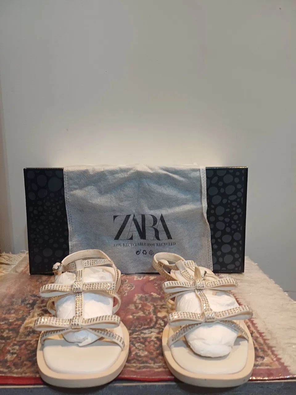 Sandália infantil Zara semi-nova off-white com strass,  tam.31.